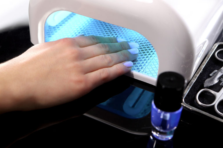 faux-ongles-lampe