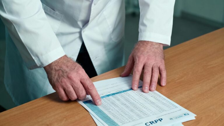 Médecin européen examinant attentivement un tableau de résultats CRP avec une expression concentrée