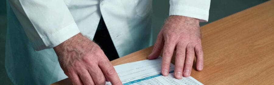 Médecin européen examinant attentivement un tableau de résultats CRP avec une expression concentrée