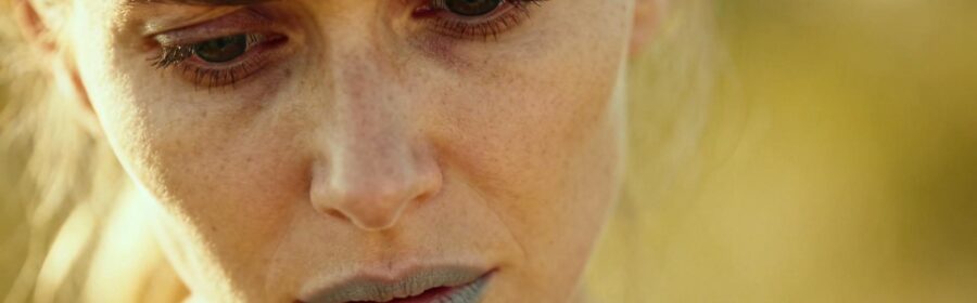 Femme européenne d'âge moyen avec teint pâle et fatigue visible, symptômes de carence en fer