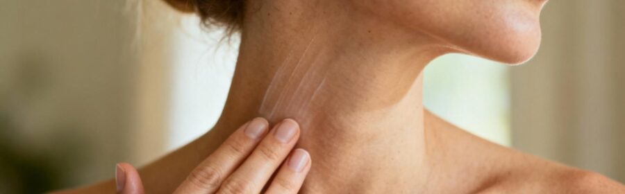Jeune femme européenne effectuant un soin doux pour l'eczéma sur la zone du cou, avec une texture de peau réaliste